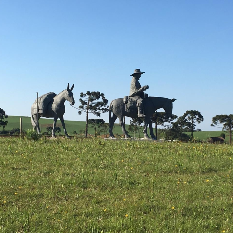 J 04 Monumento aos Tropeiros da Coxilha. – Griffe Atelie